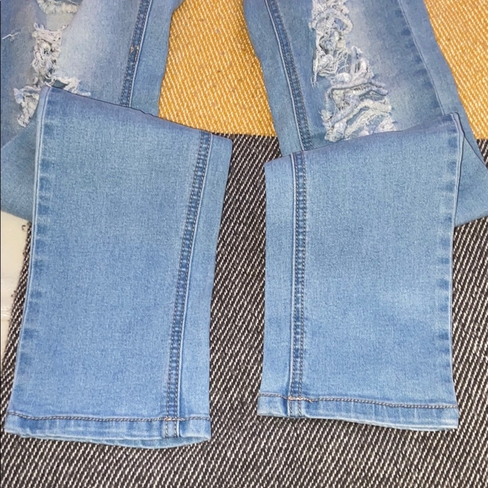 Distressed light wash jeans - Picture 3 of 5